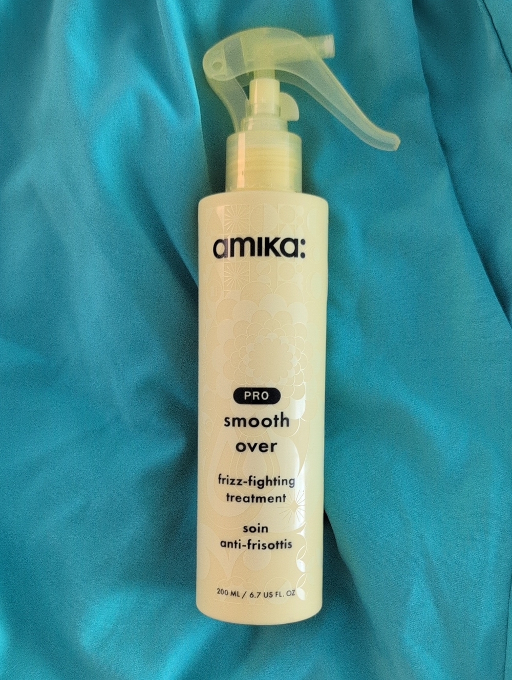amika Smooth Over Frizz-Fighting Treatment Spray — White and Pale Yellow